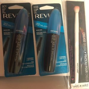 Two máscaras and one eyeshadow brush